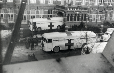 97574 Afbeelding van enkele Amsterdamse autobussen in gebruik voor het ziekenvervoer, voor de hoofdingang van het ...